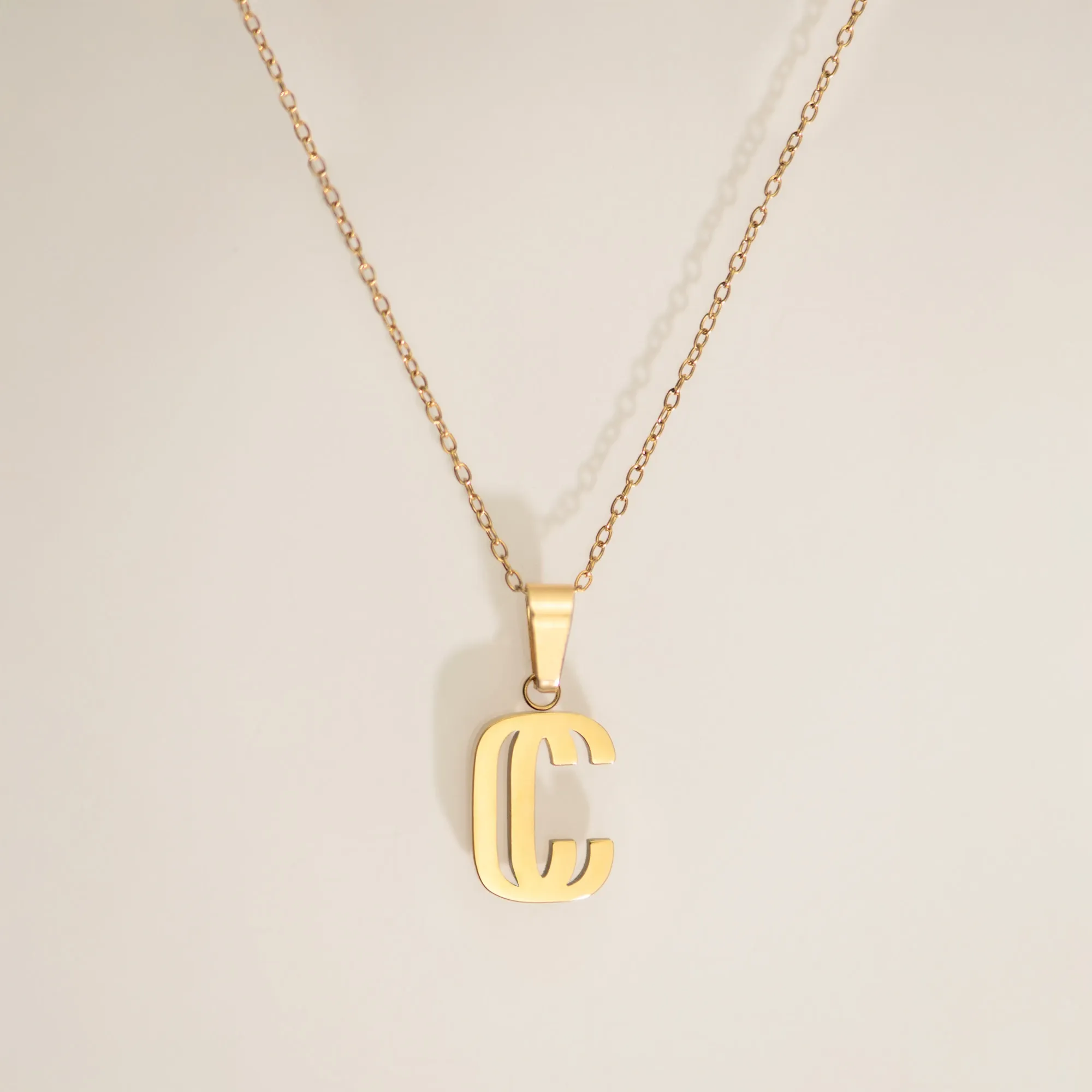 Pendentif C de Cruval, maille forçat fine, doré
