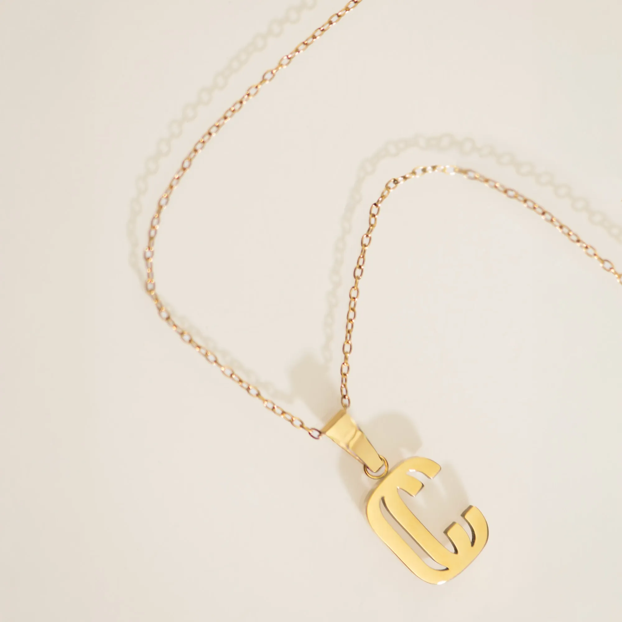 Pendentif C de Cruval, maille forçat fine, doré — 2