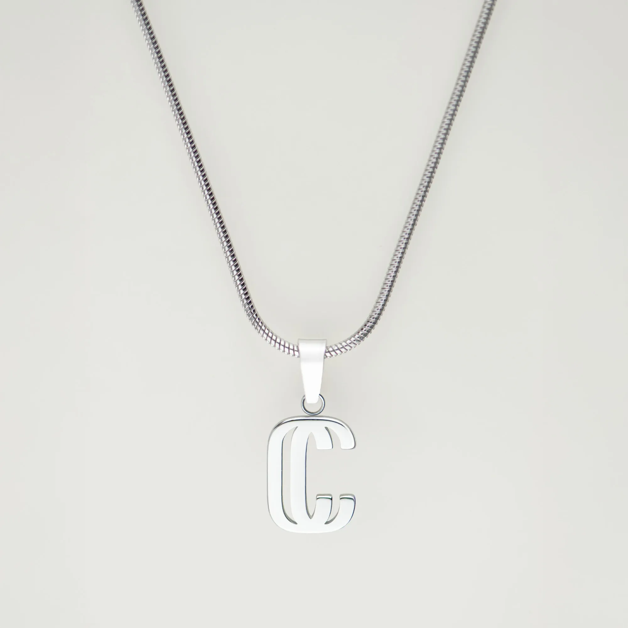 Pendentif C de Cruval, maille serpent, argenté